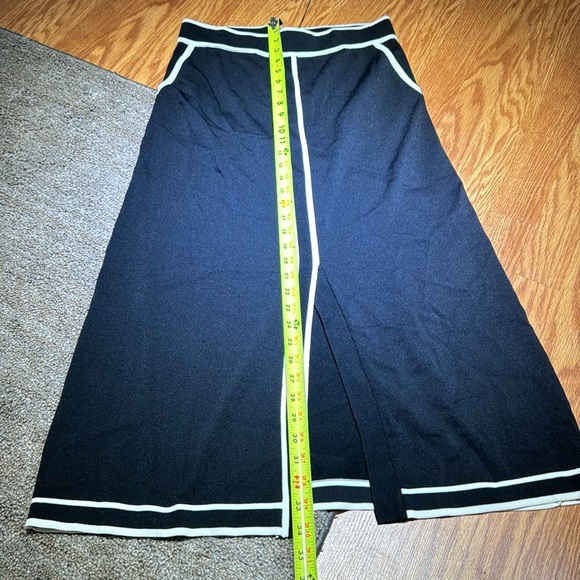 Women’s Eva Mendes Skirt size Medium color black and white.             Bx15 - Picture 2 of 5